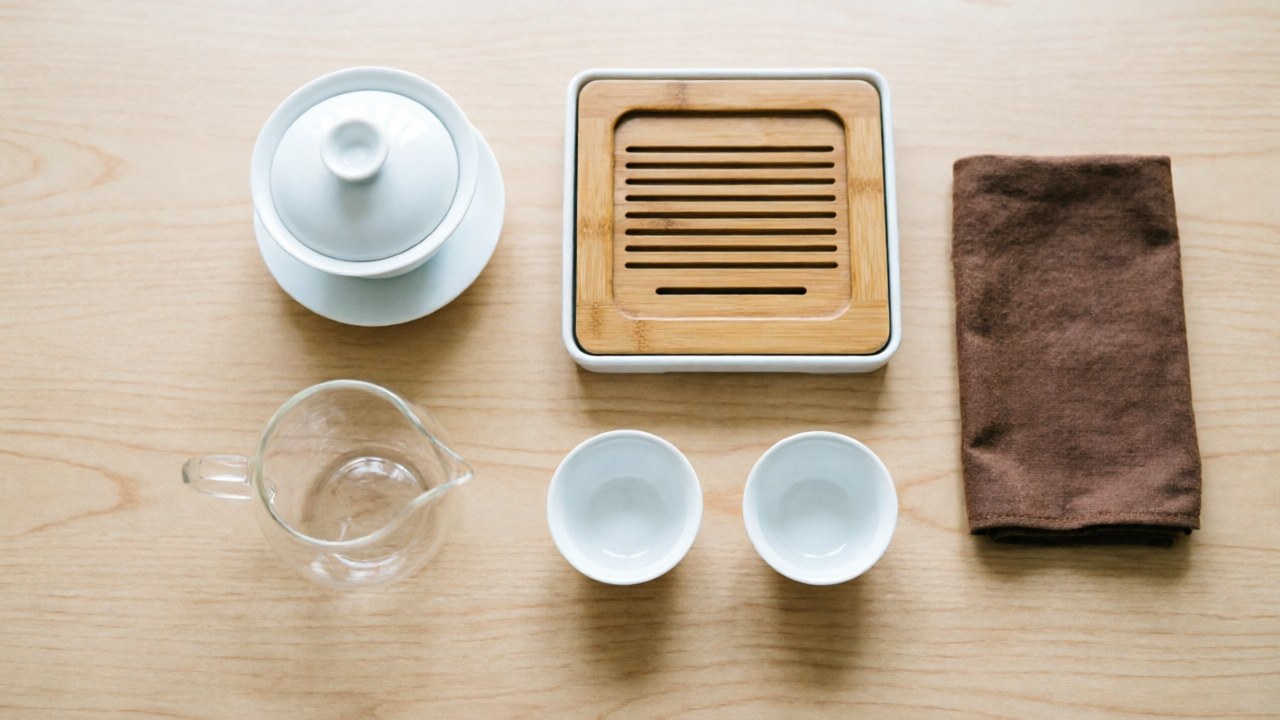 Gongfu vessel roles: gaiwan, tray, fairness pitcher, cups, and cloth